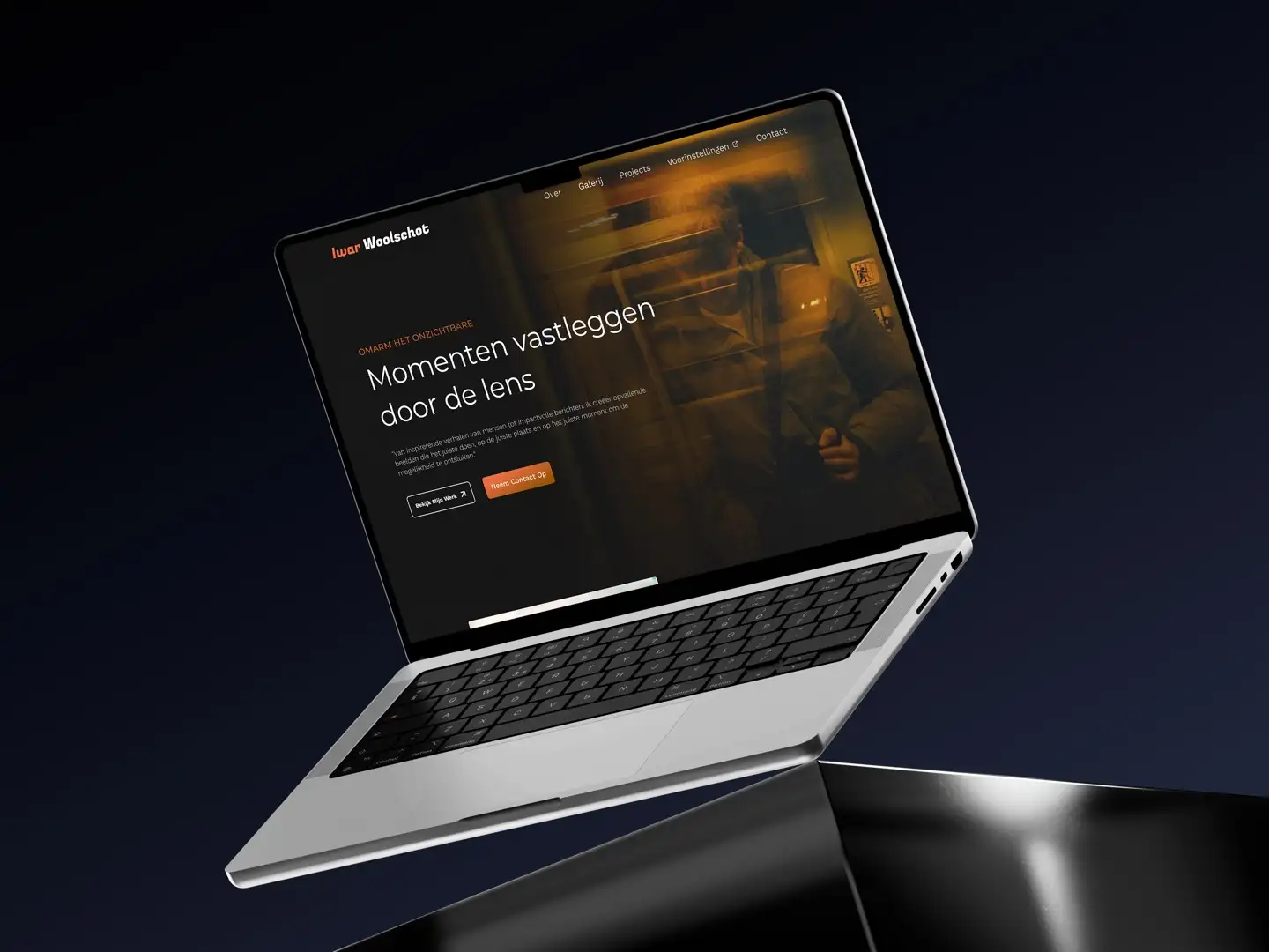 Laptop on a dark ground, showing a Dutch photography studio site
